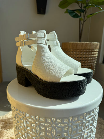 Elizabeth Sandal