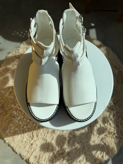 Elizabeth Sandal