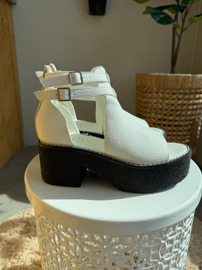 Elizabeth Sandal