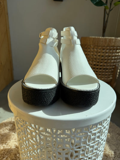 Elizabeth Sandal